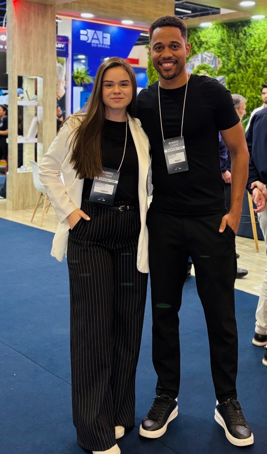 Andrey Petry e Juliana Belotti, sócios da Petry, em uma feira do setor